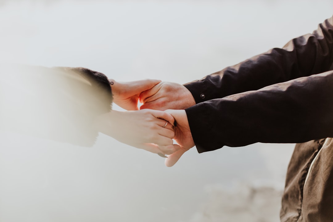 Beziehungen promis: waarom we zo graag meekijken in het liefdesleven van bekende Nederlanders