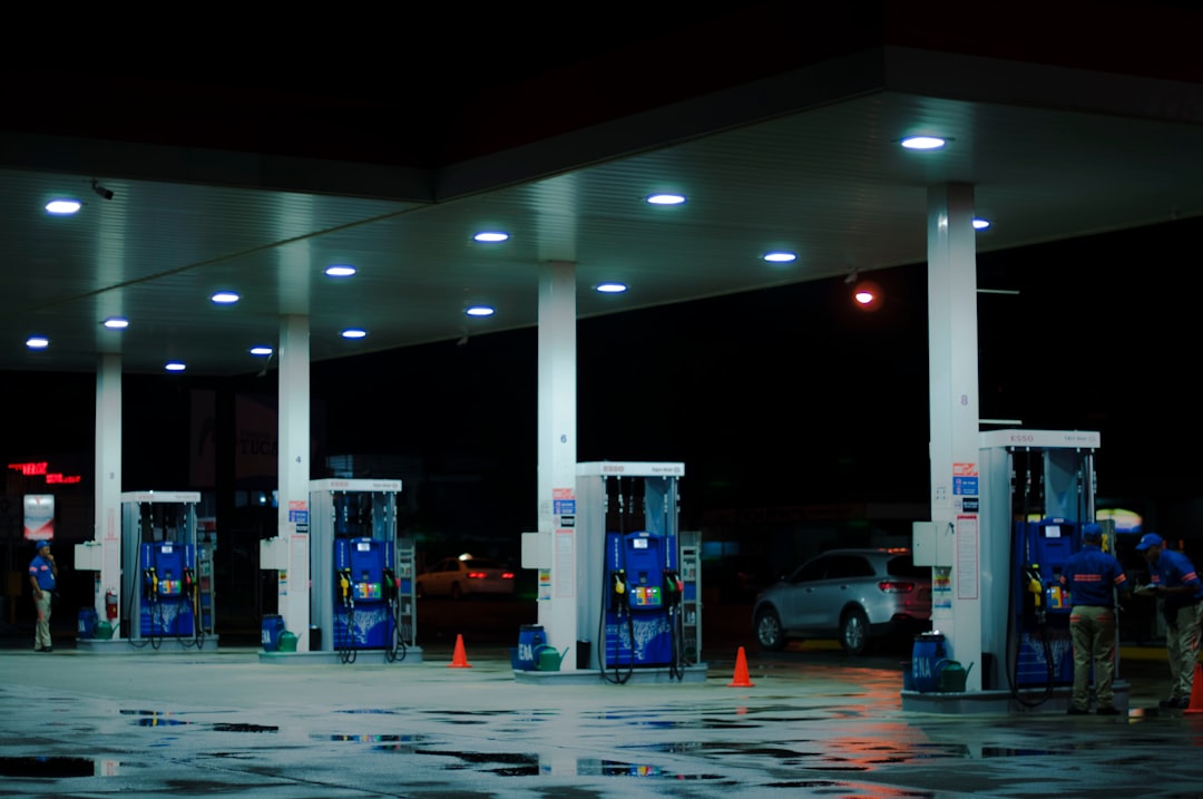 Benzine in je auto: alles wat je moet weten over tanken en transport